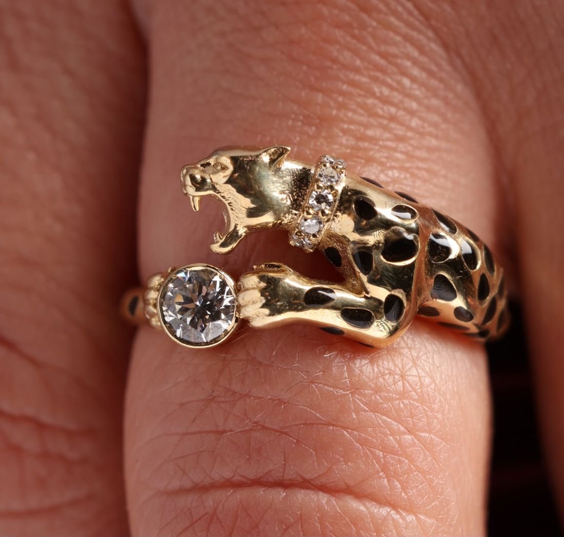 Gold leopard ring with black enamel spots, a diamond collar and a solitaire diamond